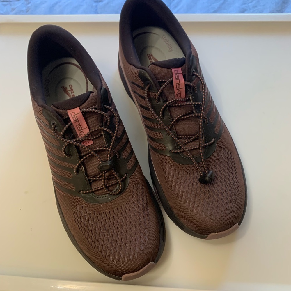 Women’s Dansko Sneaker. In Excellent condition.  Worn 2 times.  All indoor.